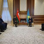 Лидеры Казахстана и Омана побеседовали в аэропорту